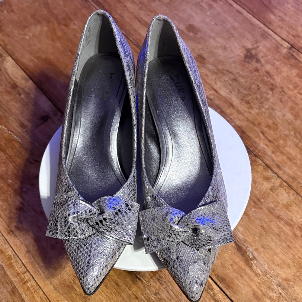Naturalizer Mavis bow Silver Snakeskin Heels